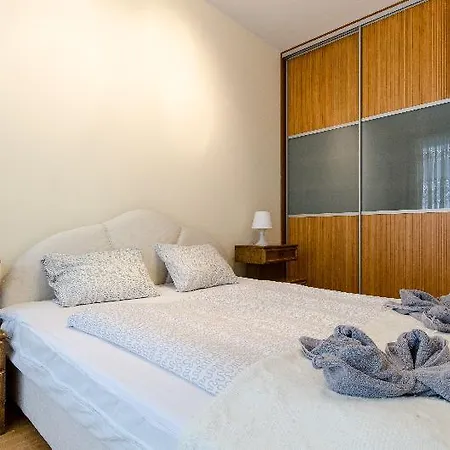Broadway Apartment *